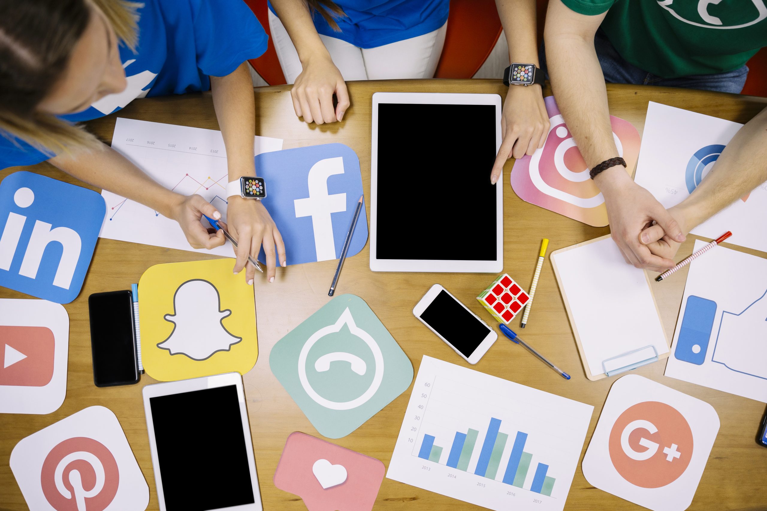 overhead-view-team-working-social-media-applications