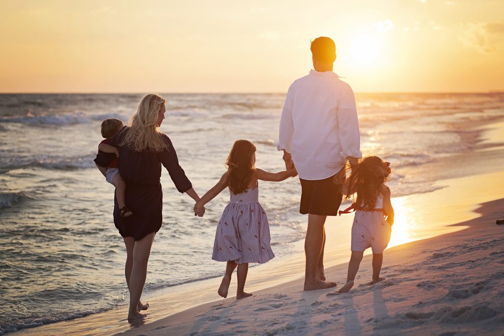 sunset-beach-beach-sand-ocean-vacation-family-holding-hands-children-florida-destin_t20_JaLXwE